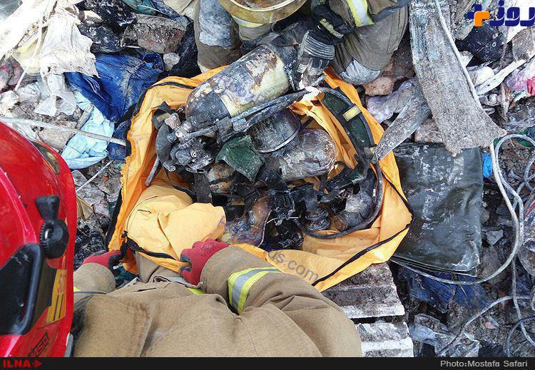 عکس/وسایل آتش نشانان از زیر آوار پلاسکو پیدا شد