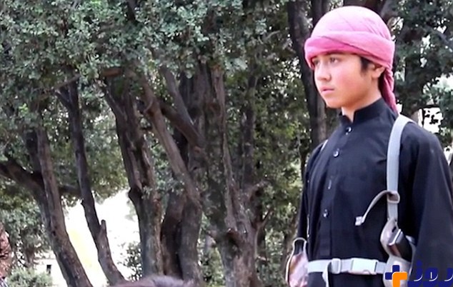 اعدام عضو طالبان توسط کودک داعشی /عکس
