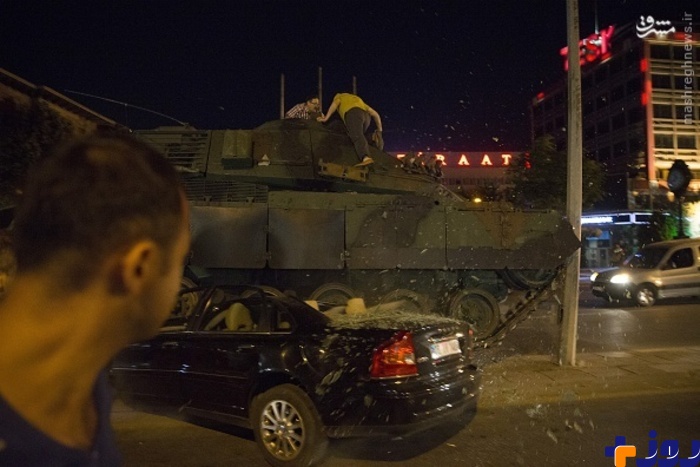 له‌کردن خودروها توسط تانک‌های ارتش ترکیه/ عکس