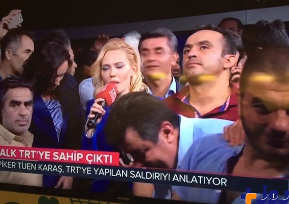مجری اعلام‌کننده کودتای ترکیه «گروگان» بود /عکس
