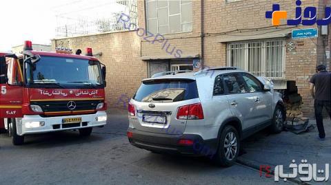 تصادف خودرو شاسی بلند با دیوار خانه ای در تهران + تصاویر