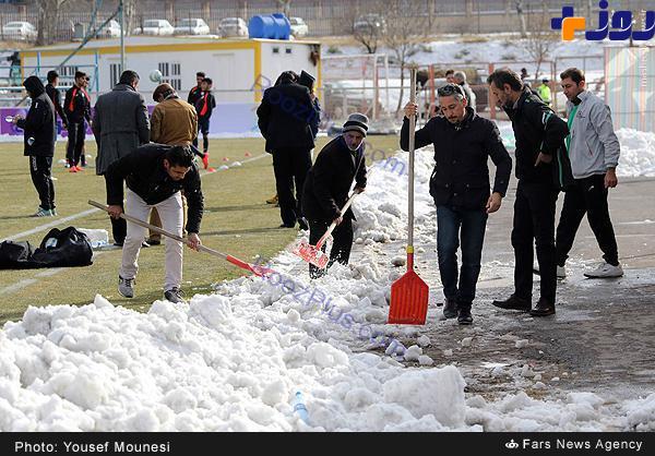 عکس:  برف روبی جالب زمین در لیگ برتر