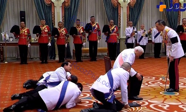 شیوه بسیار عجیب ادای احترام مقابل پادشاه تایلند!+عکس