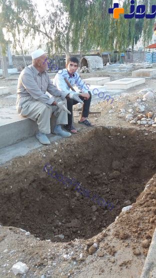 پیرمردی که با دستانش قبر خود را کند ! + عکس