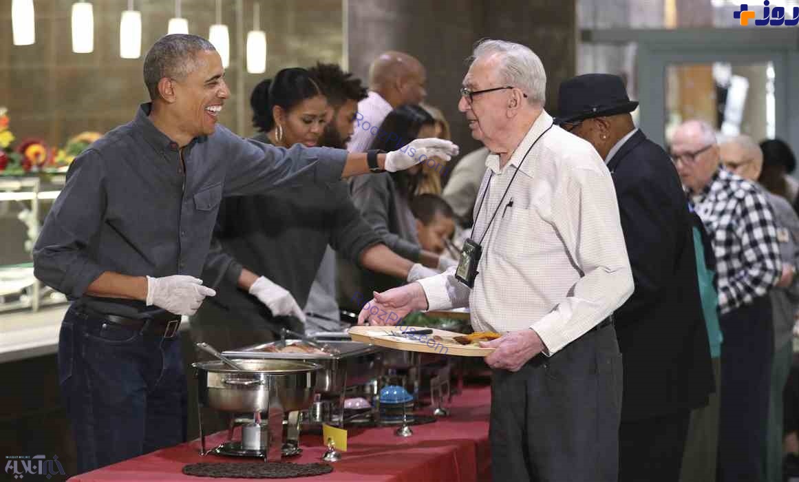 اوباما و همسرش در حال سرو غذا در روز عید شکرگزاری!