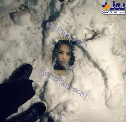 عکس/ بنیامین بهادری سر مزار پُر از برف همسرش