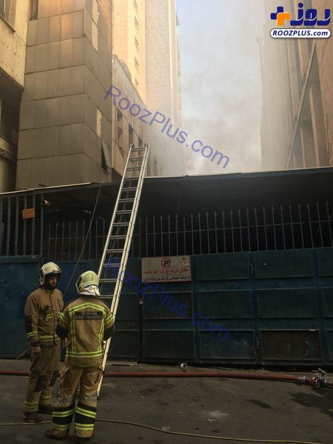 ادامه تلاش آتش‌نشانان برای اطفای حریق وزارت نیرو/عکس