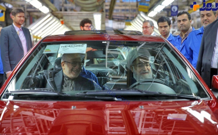 تصاویر/ رانندگي حسن روحاني با يك ماشين قرمز