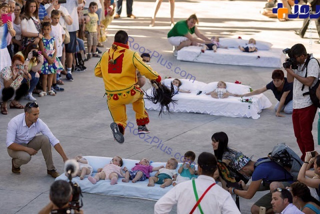 جشنواره عجیب و غریب پرش شیطان از روی نوزادان! +تصاویر