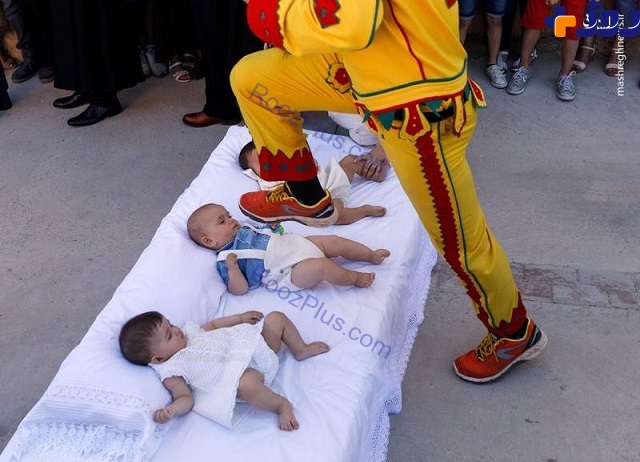 جشنواره عجیب و غریب پرش شیطان از روی نوزادان! +تصاویر