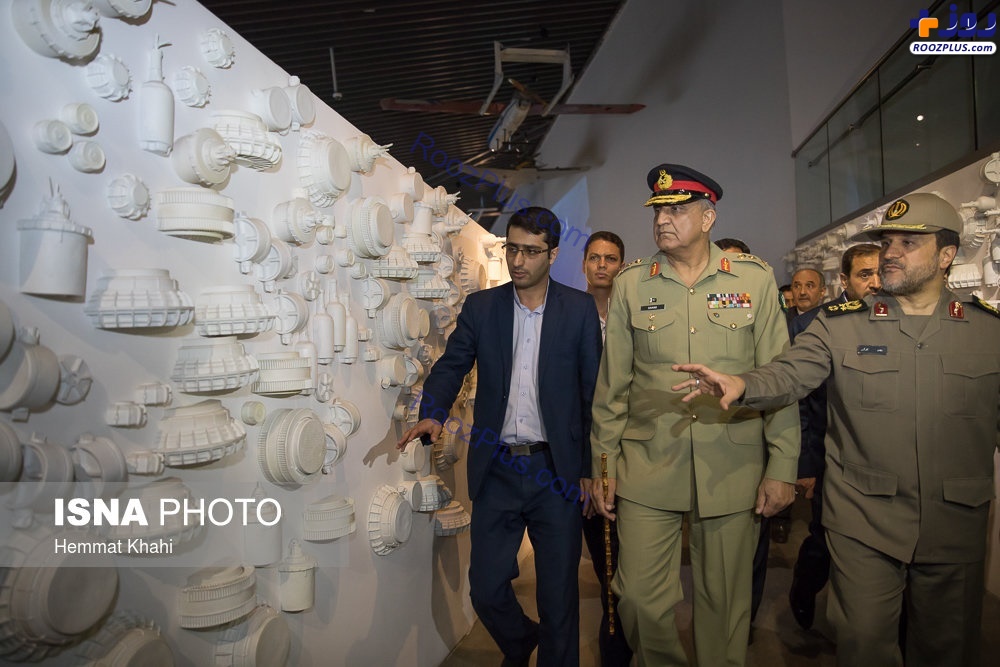 عکس| تعجب فرمانده ارتش پاکستان از تماشای موزه دفاع مقدس ایران