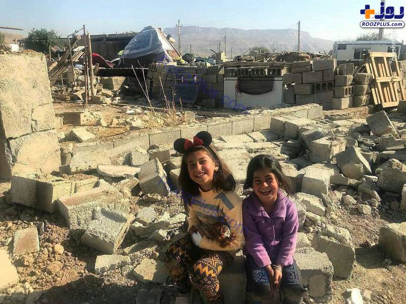 عكس/ لبخند دختران زيبا پس از ويراني زلزله