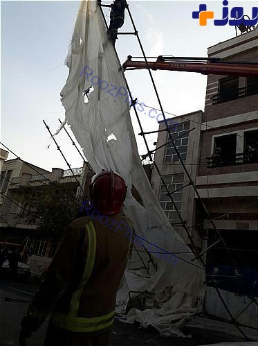سقوط داربستهای ساختمان نیمه‌کاره روی کابل برق فشار قوی! +تصاویر