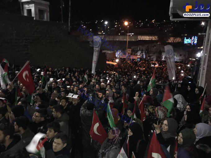 عکس/ تجمع شبانه مردم ترکیه در مقابل کنسولگری آمریکا در استانبول
