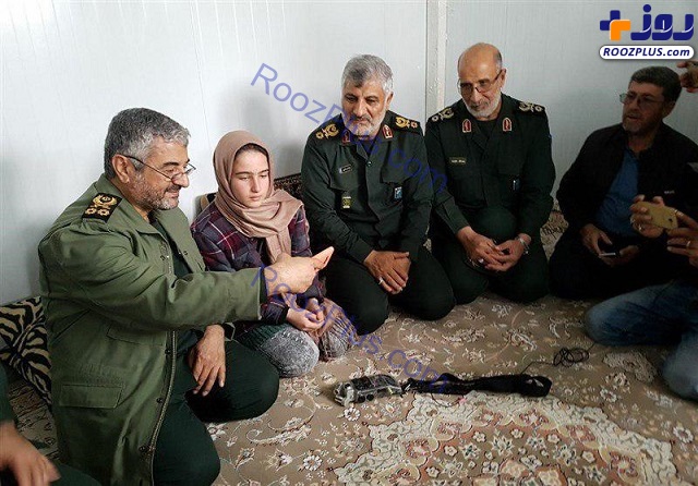 عکس/ سلفی فرمانده سپاه با تنها بازمانده یک خانواده زلزله‌زده