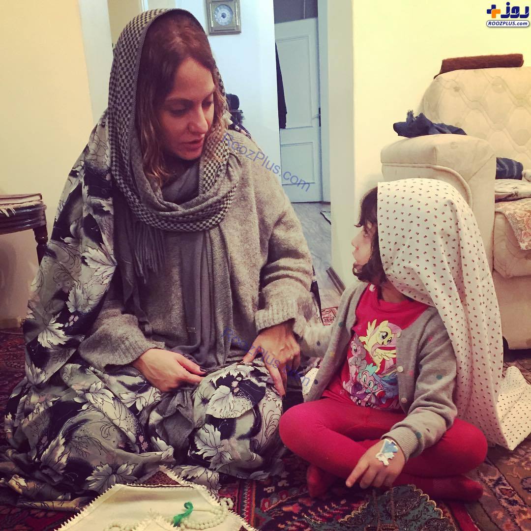مهناز افشار و دخترش در حال نماز و دعا ! +عکس