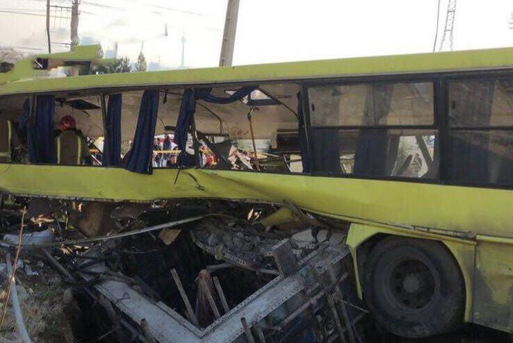 جدیدترین تصاویر از حادثه واژگونی اتوبوس دانشجویان در دانشگاه علوم و تحقیقات