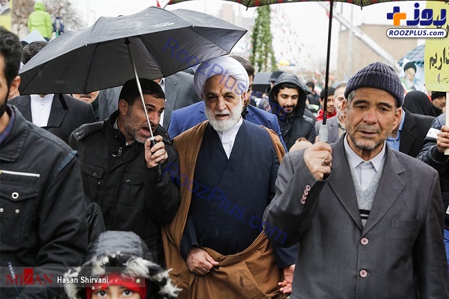خوش و بش اژه ای با مردم در مسیر راهپیمایی 22 بهمن +عکس
