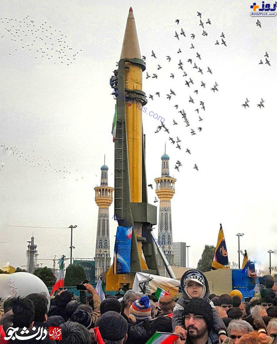 تصویر جالب از تلاقی گلدسته حرم رضوی، موشک و کبوترها در مشهد +عکس