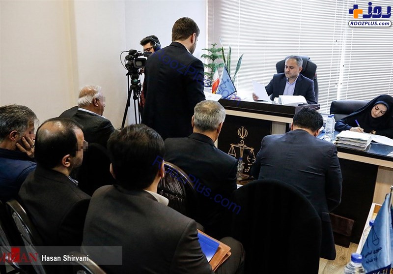 حسین فریدون مقابل میز محاکمه +عکس