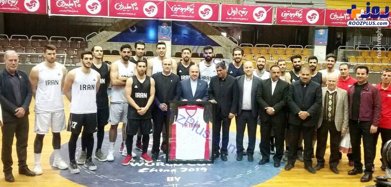 اهدای پیراهن امضا شده ملی پوشان بسکتبال به وزیر ورزش/عکس