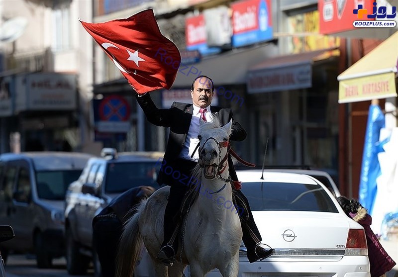 تبلیغات خیابانی یک نامزد انتخاباتی با اسب و پرچم! +عکس