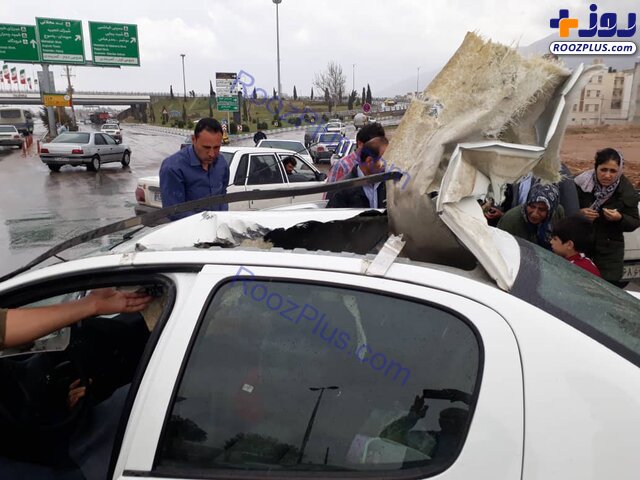 سقوط تابلوی شهرداری روی یک خودرو در شیراز +تصاویر