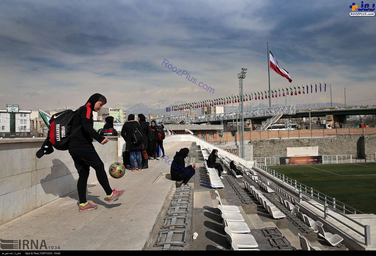 عکس/ آقایان، تماشاگر فوتبال بانوان از روی پل هوایی!