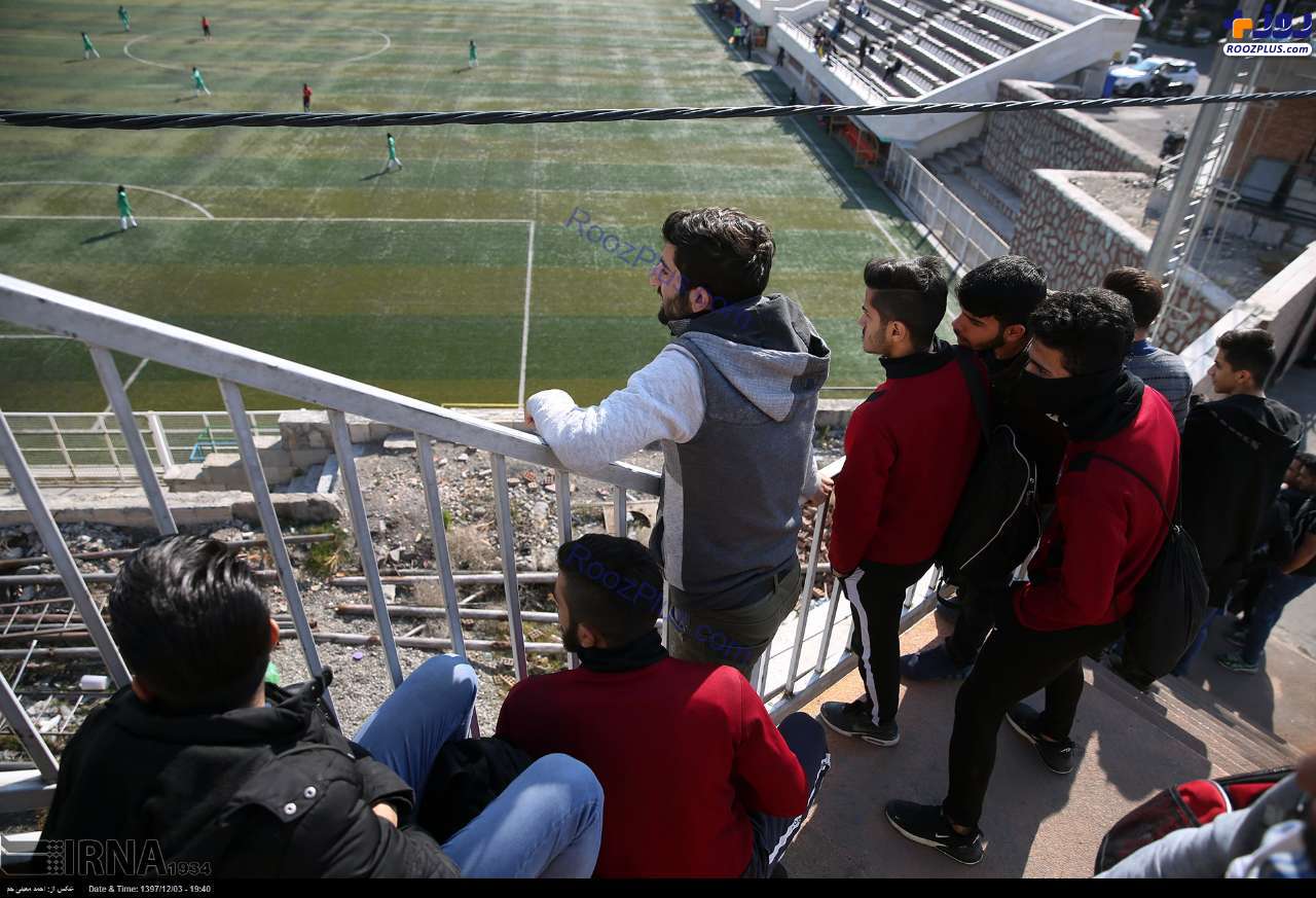 آقایان، تماشاگر فوتبالِ بانوان از روی پل هوایی! +عکس