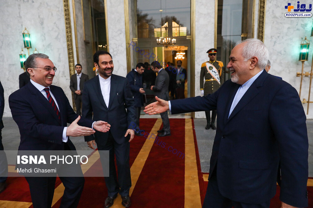 چهره خندان ظریف در مراسم استقبال از نخست‌وزیر ارمنستان +عکس