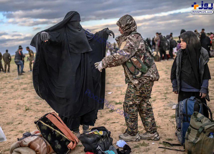 بازرسی بدنی افراد خارج شده از مناطق تحت کنترل داعش +عكس
