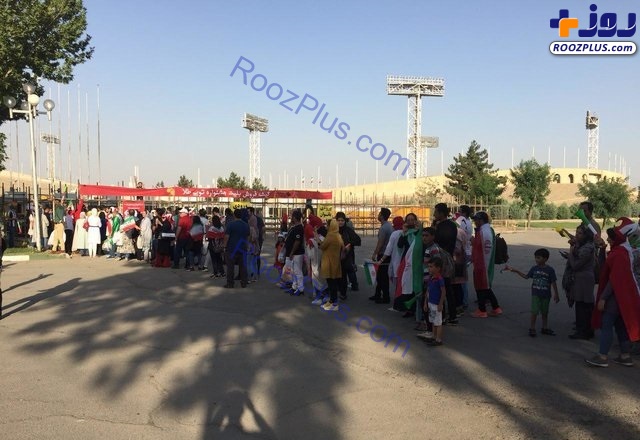 حضور خانواده‌ها در ورزشگاه آزادی ٤ ساعت قبل از بازی ایران - پرتغال + عکس