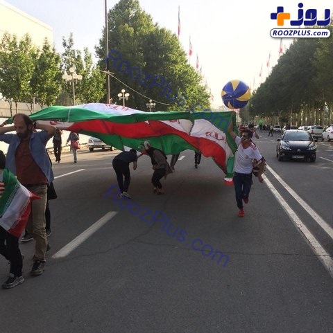 حضور خانواده‌ها در ورزشگاه آزادی ٤ ساعت قبل از بازی ایران - پرتغال + عکس