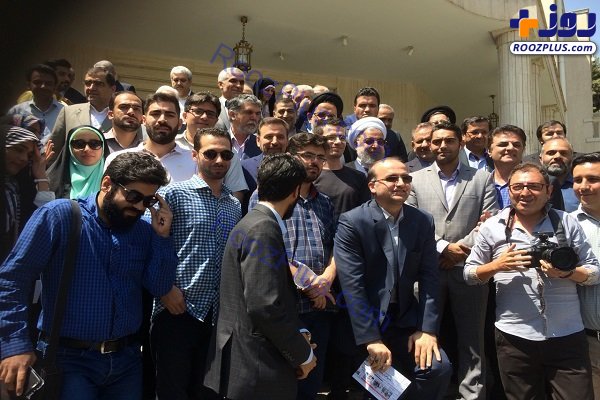 عکس یادگاری حسن روحانی با خبرنگاران