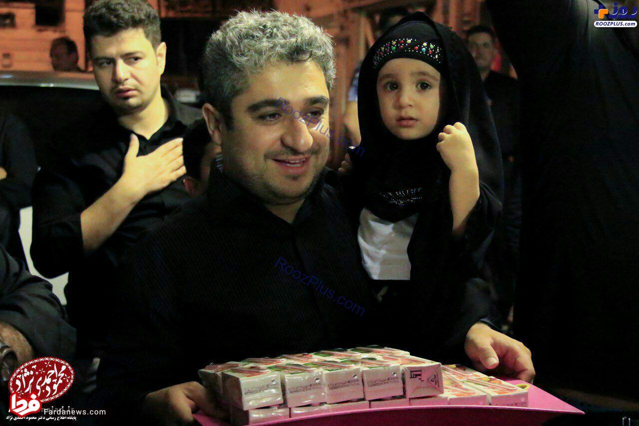 پسران احمدی نژاد در حال پخش نذری+عکس