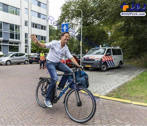 تصاویری جالب از نخست وزیری که با دوچرخه به محل کار خود می رود!