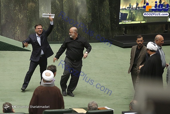 علامت پیروزی قاضی پور در جلسه امروز مجلس+عکس