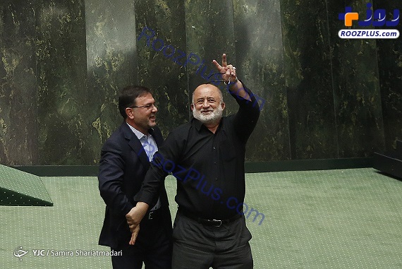 علامت پیروزی قاضی پور در جلسه امروز مجلس+عکس