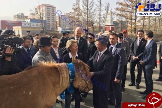 عکس/ هدیه جالب مغول‌ها به وزیر دفاع آلمان سوژه شد