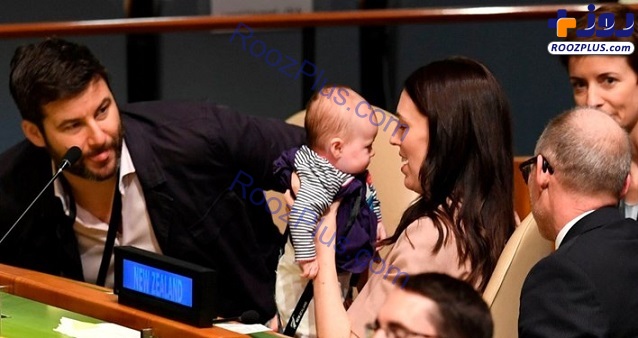 عکس/ تعویض پوشک بچه در صحن سازمان ملل!