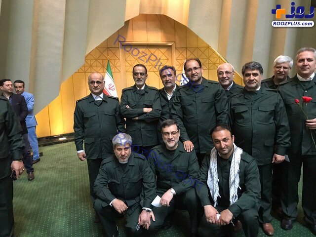 لباس سبز پوشیدن نمایندگان مجلس در حمایت از سپاه/عکس