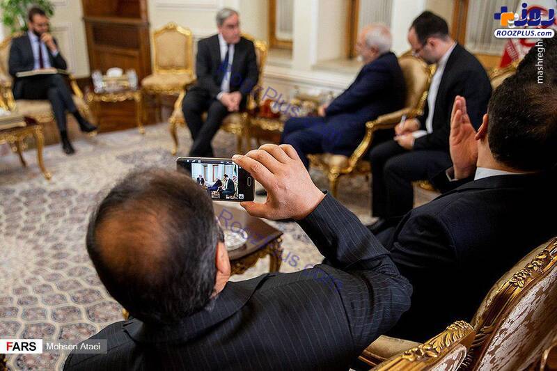 اقدام عجیب دیپلمات ایرانی در جلسه رسمی+عکس