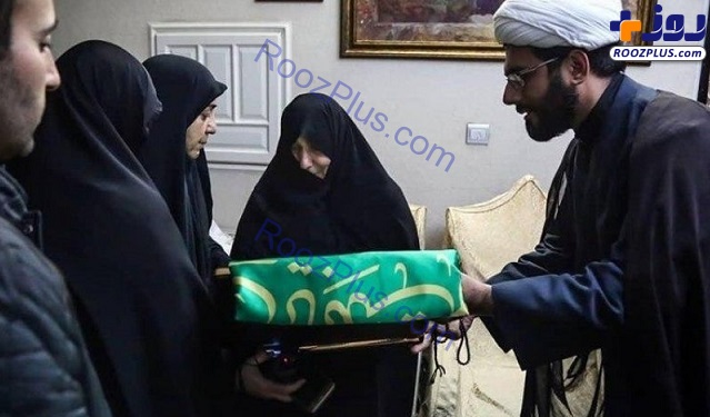 عکس/ پرچم حرم حضرت معصومه(س) به همسر شهید سلیمانی اهدا شد