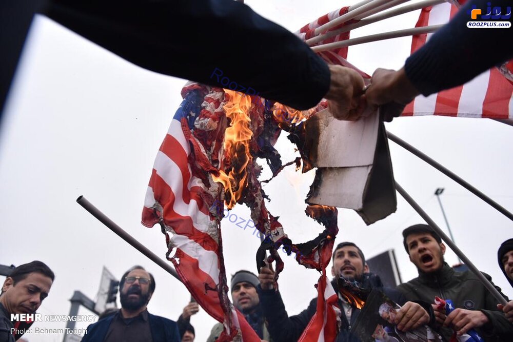 عکس/آتش زدن پرچم آمریکا در نمازجمعه تهران