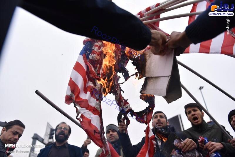 عکس/ به آتش کشیدن پرچم آمریکا در مصلی تهران