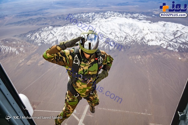 پرش چتربازان سپاه به مناسبت دهه فجر +عکس