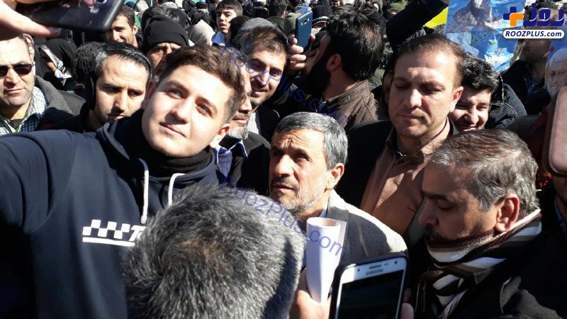 سلفی با احمدی‌نژاد در راهپیمایی ۲۲ بهمن
