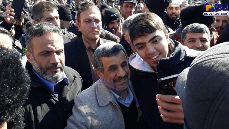 سلفی با احمدی‌نژاد در راهپیمایی ۲۲ بهمن