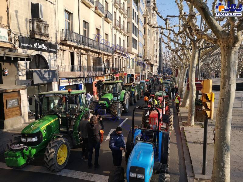 اعتراض گسترده کشاورزان با تراکتور در اسپانیا+عکس