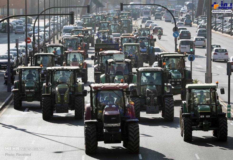 عکس/اعتراض کشاورزان با تراکتور در اسپانیا!